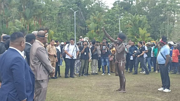 pemuda-kamoro-mengaku-siap-perang-demi-pertahankan-hak-ulayat