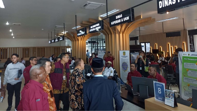 Asisten Deputi Bidang Pelayanan Publik Kemenpan-RB saat melihat langsung pelayanan publik. Foto: Eka/Papua60detik