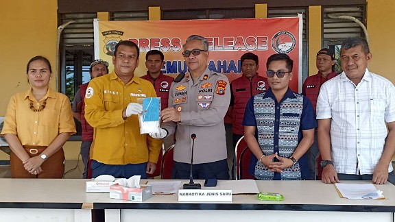 polres-mimika-musnahkan-barang-bukti-sabu-senilai-rp650-juta