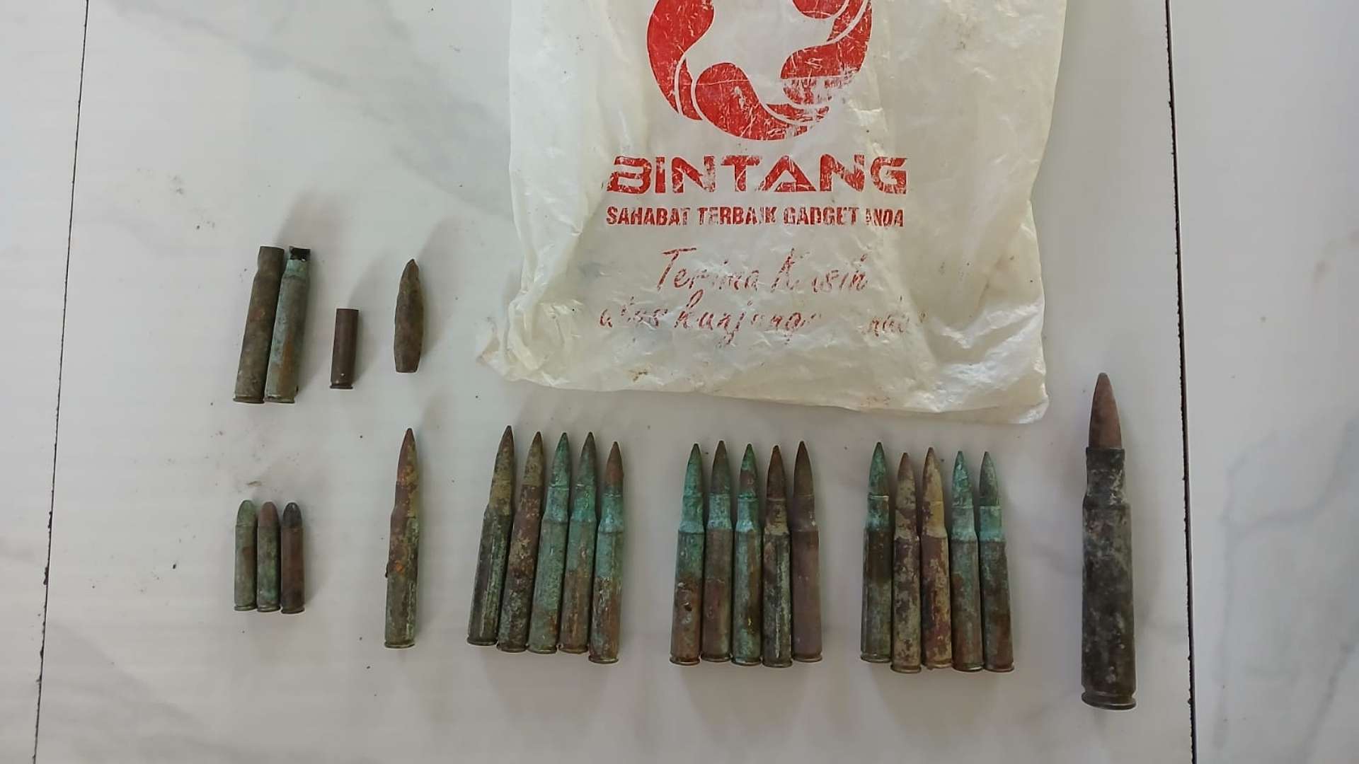 polisi-amankan-temuan-18-butir-amunisi-di-sekitar-babussalam-timika