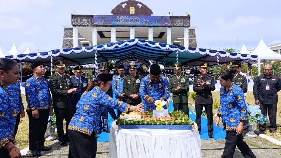 potong tumpeng oleh Pj Sekda Mimika, Abraham Kateyau, saat perayaan HUT Kopri ke-54, foto: Martha/Papua60detik