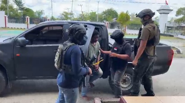 satgas-ops-damai-cartenz-tangkap-kkb-yahukimo-iron-heluka
