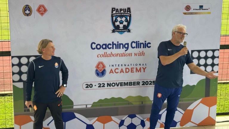 Dua pelatih dari KNVB, Bert Zuurman (UEFA A Youth) dan Andre Simmelink (UEFA A) memberikan materi yand dikemas dalam sesi talk show yang diikuti oleh siswa dan pelatih PFA. Foto: Corcom PTFI