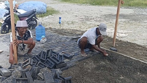 Pemasangan paving block sampah plastik di halaman PDU DLH Mimika dalam rangka uji coba lapangan. Foto: Eka/Papua60detik