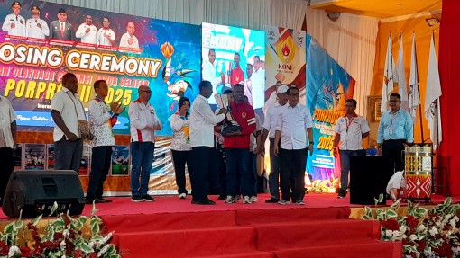 Perwakilan kontingan Kabupaten Merauke terima trofi juara umum Porprov II Papua Selatan 2025. Foto : Jamal/Papua60detik.id