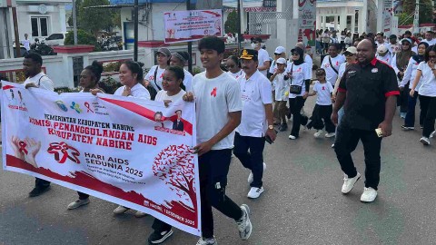 warga-nabire-jalan-santai-peringati-hari-aids-sedunia