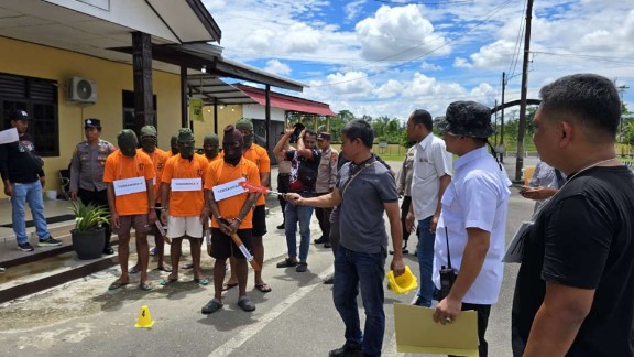 rekonstruksi-pembunuhan-belakang-kantor-pos-pelaku-peragakan-23-adegan