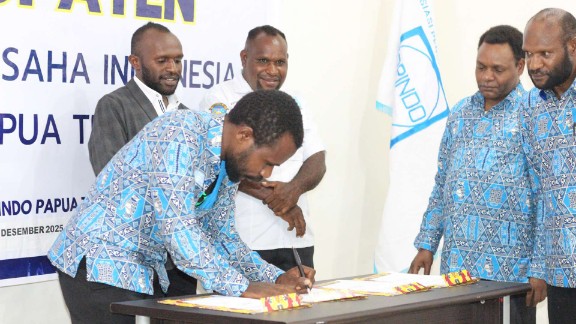 Penandatanganan berita acara pelantikan pengurus DPK APINDO Papua Tengah. Foto : Elia Douw/ Papua60detik