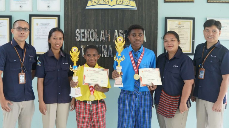 Rasman Aim dan Irson bersama kepala SATP, guru pendamping, dan ketua pusat prestasi SATP, foto: istimewa