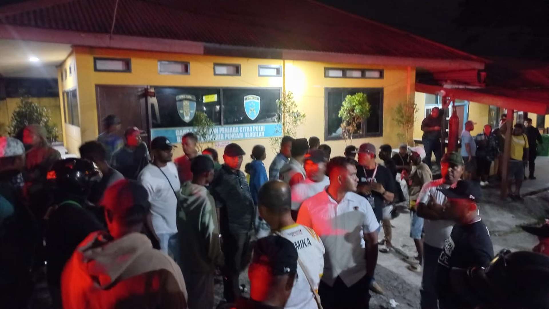 keluarga-korban-bawa-dua-jenazah-pembunuhan-ke-polres