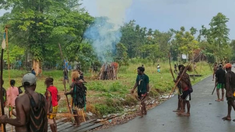 Salah satu kubu membakar jenazah korban konflik di Kwamki Narama. Foto: Istimewa