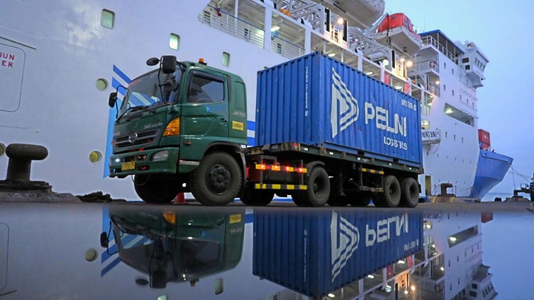 PT Pelayaran Nasional Indonesia (Persero) atau Pelni membuka layanan pengiriman bantuan bencana khusus korban banjir bandang dan longsor di Sumatera Utara secara gratis menggunakan Kapal Pelni. Foto: PT Pelni