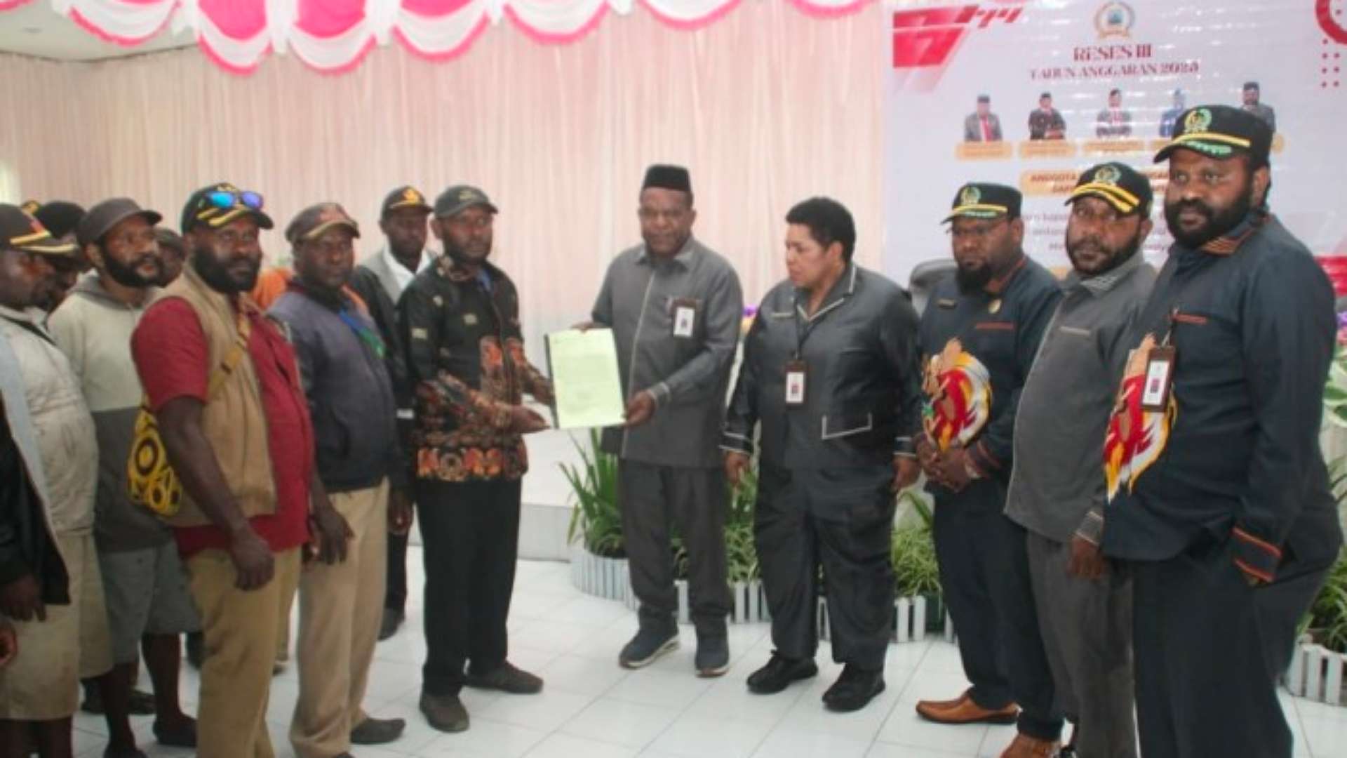Penyerahan aspirasi masyarakat Kapiraya kepada DPR Papua Tengah Dapil VIII Deiyai di aula DPRD Deiyai. Dok DPRPT for Papua60detik.
