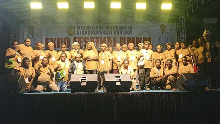 peserta UMKM, mama-mama Papua pada penutupan Expo Festival UMKM dalam rangka Hari Noken Sedunia. Foto: Eka/Papua60detik