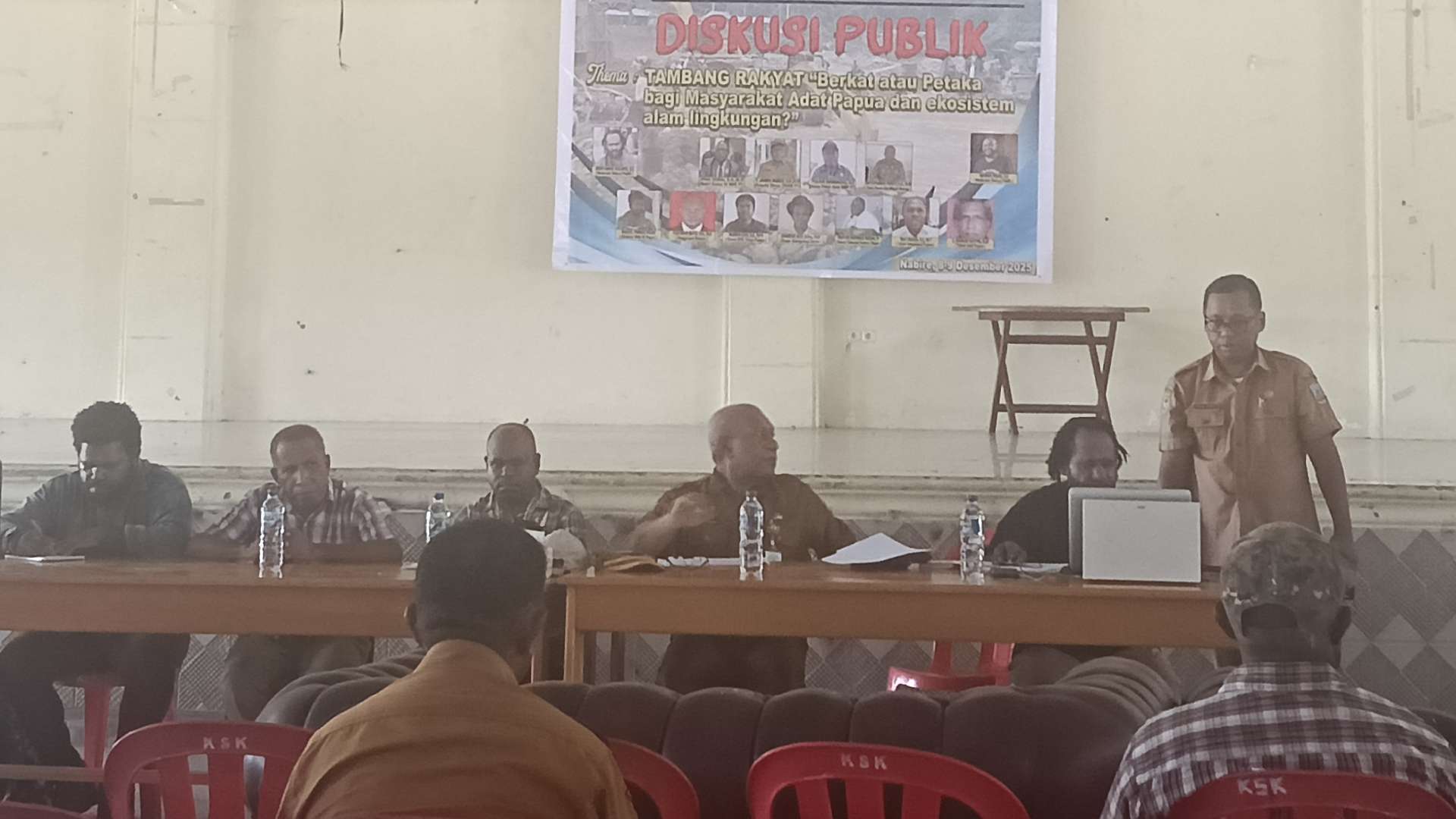 Dewan Adat Wilayah Meepago mengelar diskusi publik yang bertajuk, 'Tambang Rakyat; Berkat atau Petaka bagi Masyarakat Adat Papua dan Ekosistem Alam Lingkungan. Foto : Elia Douw/Papua60detik