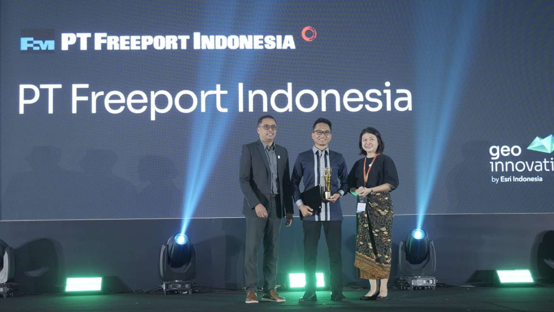 Senior Vice President Geoengineering & Environmental PTFI, Ardhin Yuniar (tengah) menerima penghargaan GeoInnovation Award 2025 dari Esri Indonesia di Jakarta, Foto: Corcom PTFI
