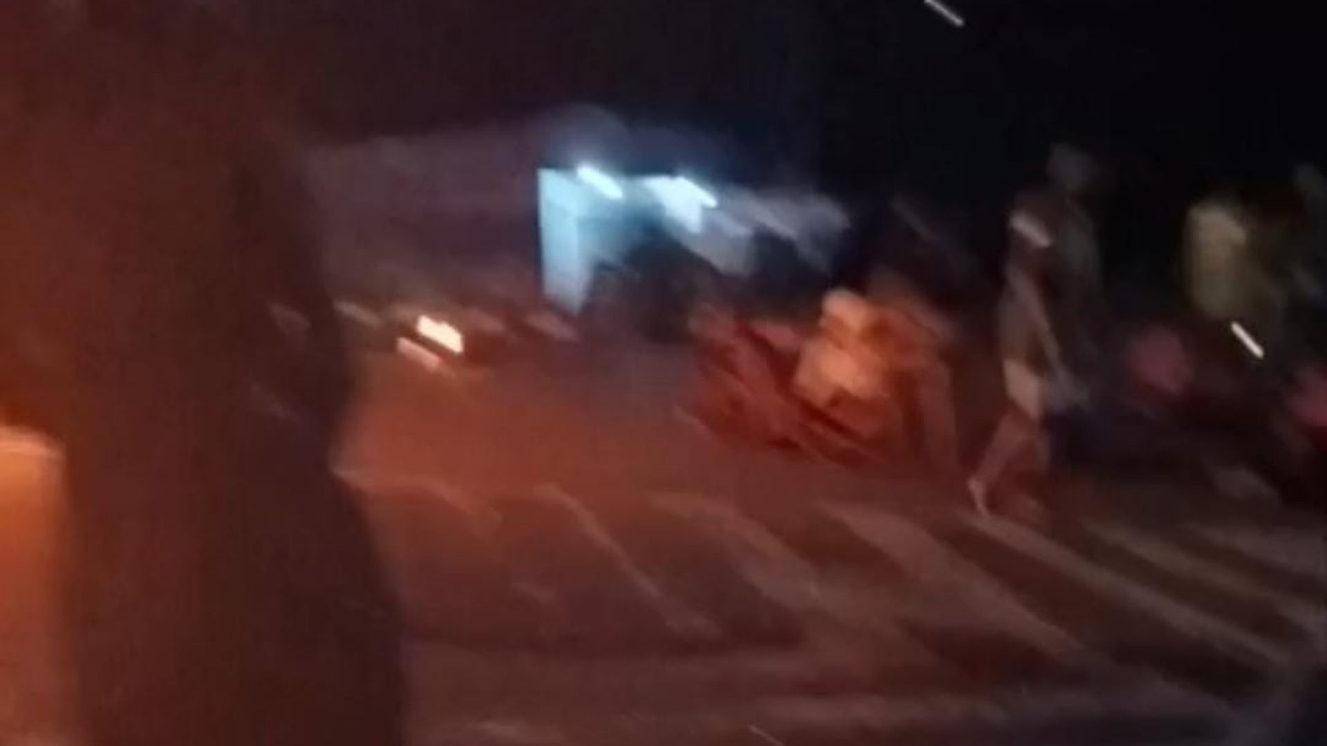 Keluarga korban bakar ban, palang akses Iwaka buntut kejadian pembunuhan di SP12. Foto: Istimewa