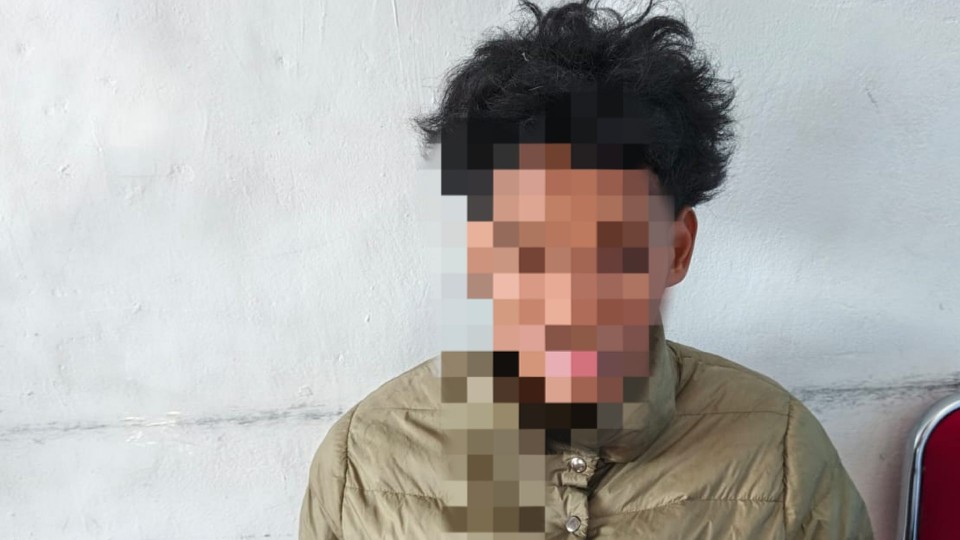 Tersangka pembakaran orang di tanah kosong Jl. WR. Supratman pada Mei 2025. Dia menyerahkan diri ke polres pada 5 Desember 2025. Foto: Istimewa