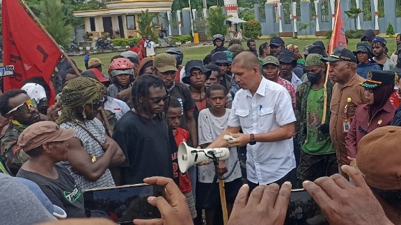 Wakil Ketua DPRK Mimika Asri Akkas menerima aspirasi FRP. Foto: Eka/Papua60detik