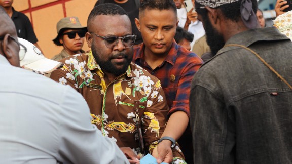 Anggota DPR Papua Tengah Anis Labene di dampingi 4 Anggota DPR lainnya terima aspirasi FRMP di halaman kantor DPR, jalan Pepera Nabire. Foto : Elia Douw/Papua60detik