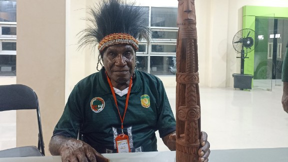 Timotius Samin pengukir dan legenda Suku Mimika Wee/Kamoro. Foto: Istimewa