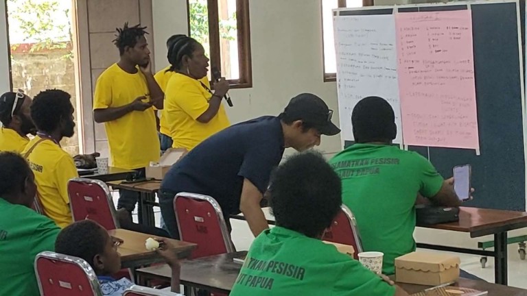 walhi-gelar-pendidikan-lingkungan-bagi-pemuda-perempuan-dan-masyarakat-adat-timika