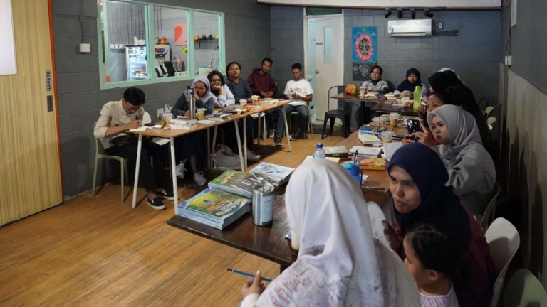 Singgah baca dan East Work melakukan workshop kepenulisan di Timika. Foto: istimewa