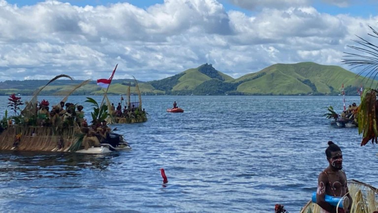 festival-dayung-sentani-peringati-hari-juang-tni
