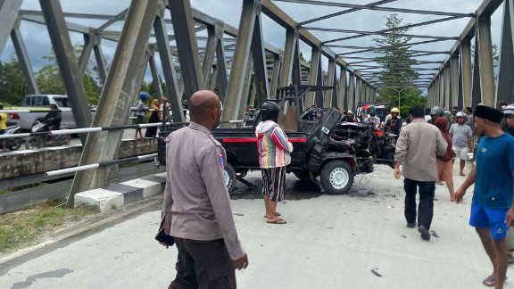 kecelakaan-tunggal-di-jembatan-waker-pengemudi-patah-kaki