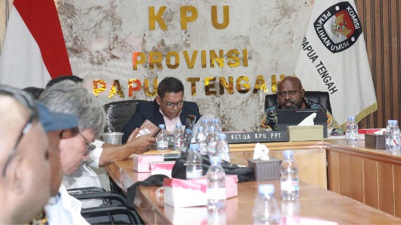Sepo Nawipa, Ketua KPU Provinsi Papua Tengah didampingi Ketua Divisi Teknis KPU Papua Tengah Indra Ebang Ola pada rapat kordinasi dan pemutakhiran data. Foto: Elia Douw/ Papua60detik