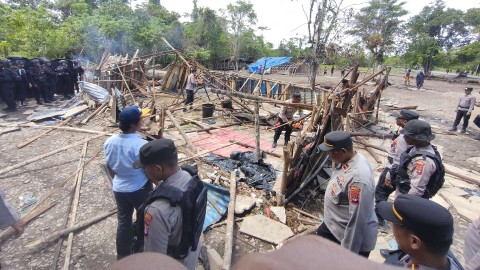 aparat-bongkar-tenda-perang-di-kwamki-narama