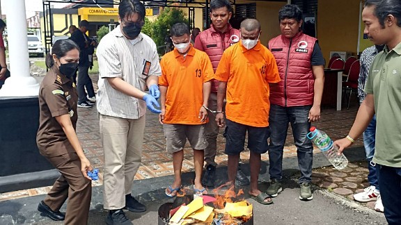 dua-pengedar-narkoba-di-timika-terancam-20-tahun-penjara