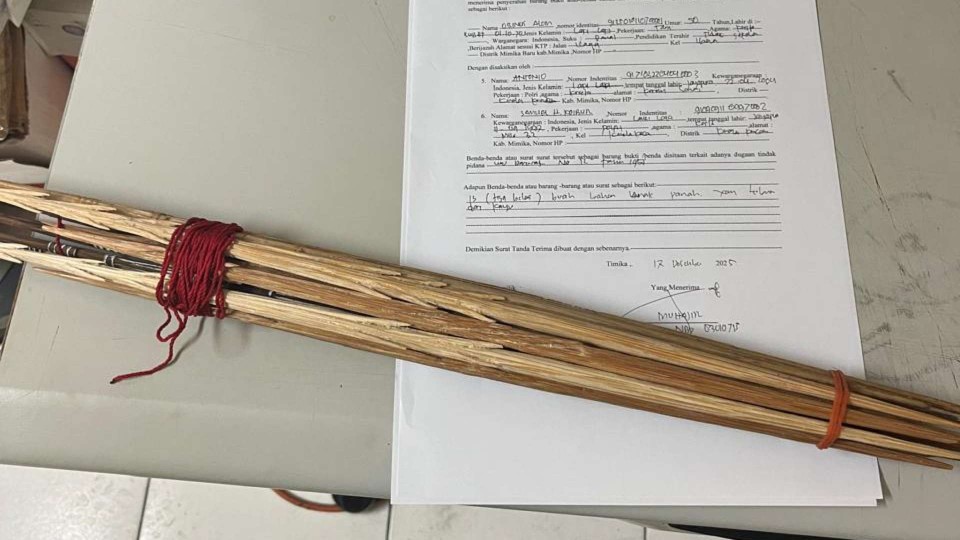 polisi-amankan-13-anak-panah-di-bandara-mozes-kilangin-timika