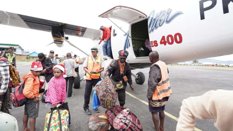 Penerbangan Natal perdana mengantarkan 12 karyawan dan keluarga dari Bandar Udara Mozes Kilangin Timika ke Bandar Udara Enarotali Paniai dan Bandar Udara Wagethe Deiyai (11/12/2025) Foto: Corcom PTFI