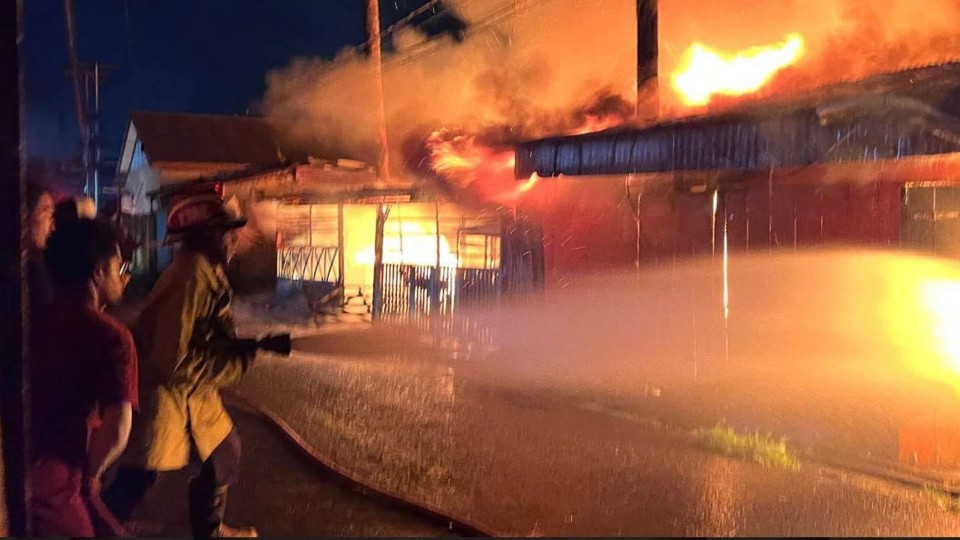 kebakaran-hebat-hanguskan-tiga-unit-bangunan-di-jalan-pendidikan-timika