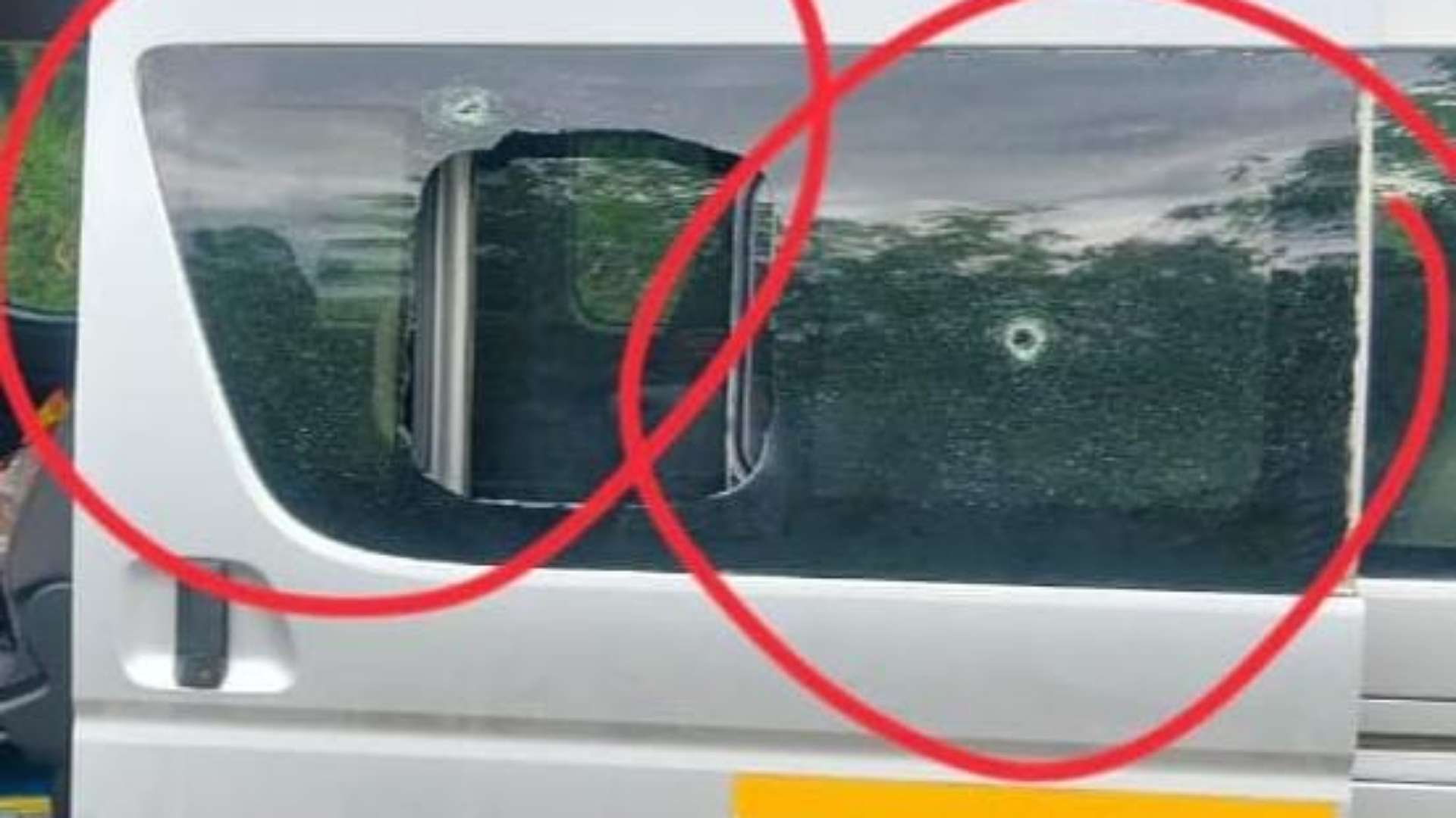 Mobil Public Health and Malaria Control (PHMC)  diduga dikatapel oleh OTK di Mile 29. Foto: Istimewa