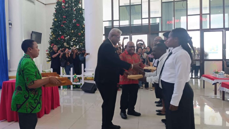 Pemerintah Kabupaten Mimika menyerahkan Surat Keputusan (SK) Pegawai Pemerintah dengan Perjanjian Kerja (PPPK) tahap I. Foto: Martha/Papua60detik