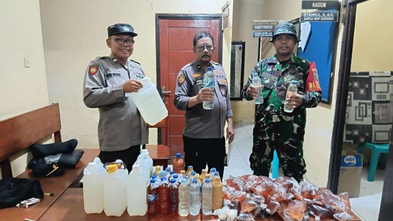 aparat-sita-puluhan-liter-miras-lokal-dari-penumpang-km-sirimau