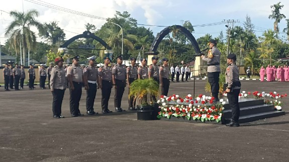 96-anggota-polri-di-mimika-naik-pangkat