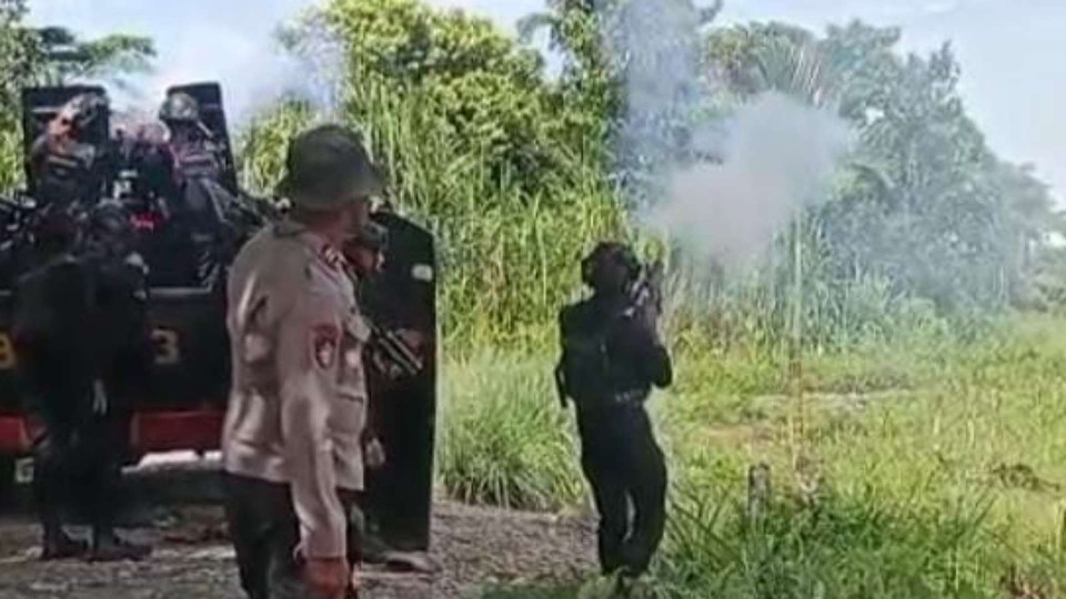 lepas-gas-air-mata-aparat-bubarkan-massa-perang-di-kwamki-narama