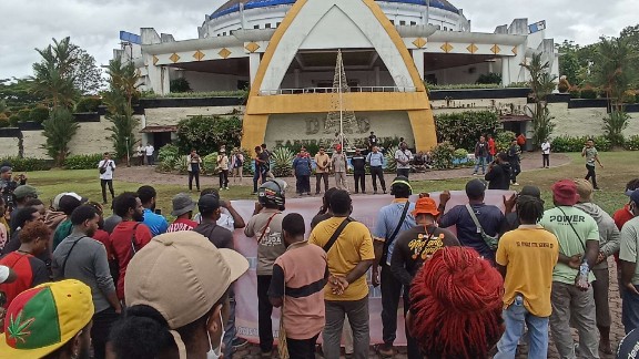 demo-di-dpr-warga-desak-pemkab-bertanggung-jawab-atas-koflik-kwamki-narama