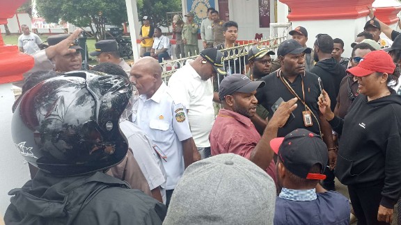 sempat-tak-diizinkan-masuk-massa-peduli-konflik-bertemu-bupati-di-pendopo