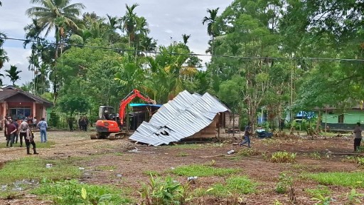 terjunkan-excavator-aparat-bongkar-camp-perang-di-kwamki-narama