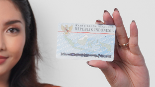 Ilustrasi pemegang KTP. Foto: Generated by Canva