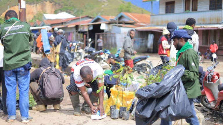 Mapala Uswim Nabire bersama warga Dogiyai aksi bersih dan tanam bibit pohon di lingkungan Kabupaten Dogiyai. Foto: Mapala Uswim For Papua60detik