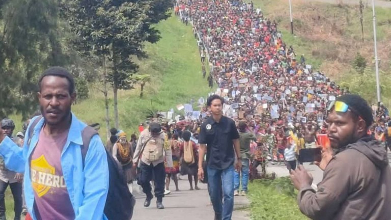 pelajar-mahasiswa-intan-jaya-kecewa-tak-ditemui-bupati-lanjut-aksi-besok