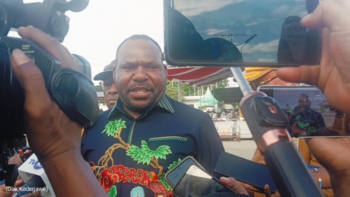 Bupati Kabupaten Intan Jaya, Aner Maisini memberikan keterangan kepada wartawan. Foto : Elia Douw/Papua60detik