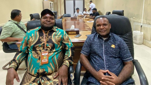 Ketua Komisi IV Elinus Balinol Mom & Abrian Katagame, Foto: Faris/Papua60detik