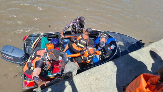 tim SAR gabungan berangkat melakukan pencarian terhadap Abraham Aitu. Foto: Humas SAR Timika