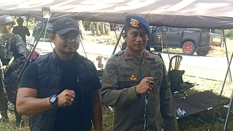 Danyon Brimob Kompol Umbu Sairo dan Kasat Reskrim Polres Mimika Rian Oktaria. Foto: Eka/Papua60detik